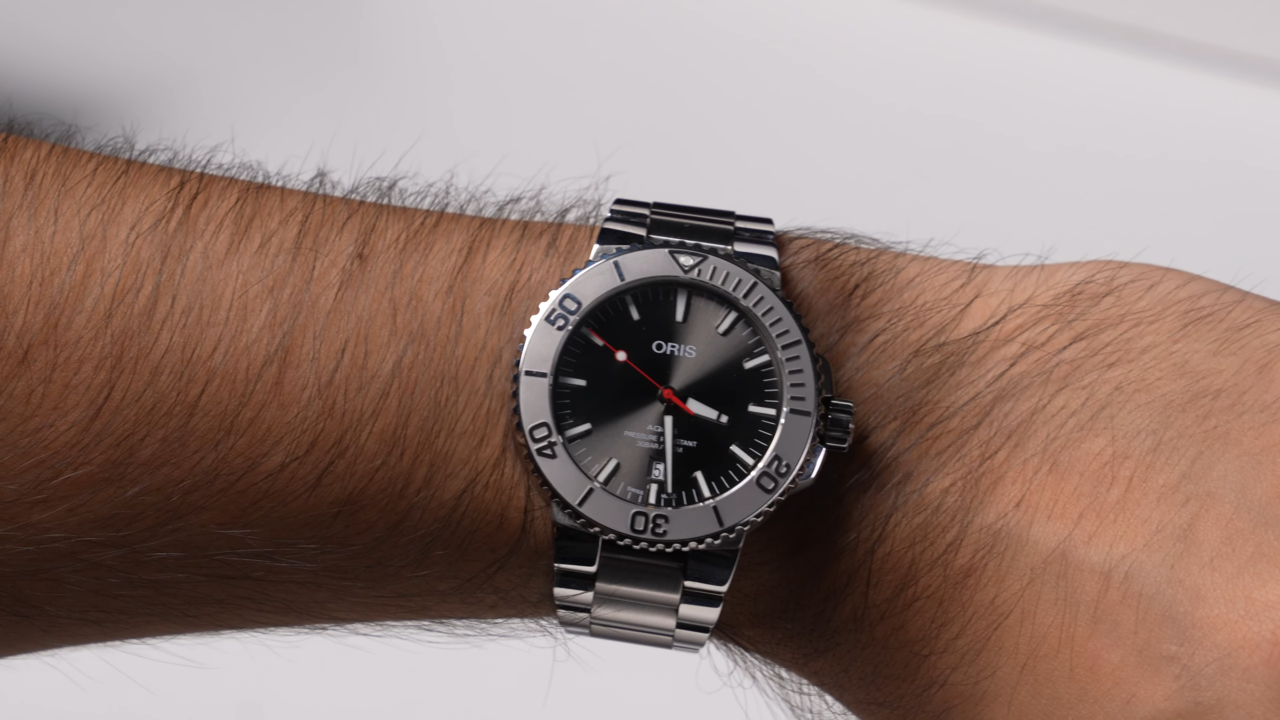 Oris Aquis Date Relief Bilekte Duruş